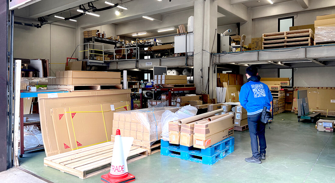 アルミ複合板とは?構造・メリット・塩ビ板との違い